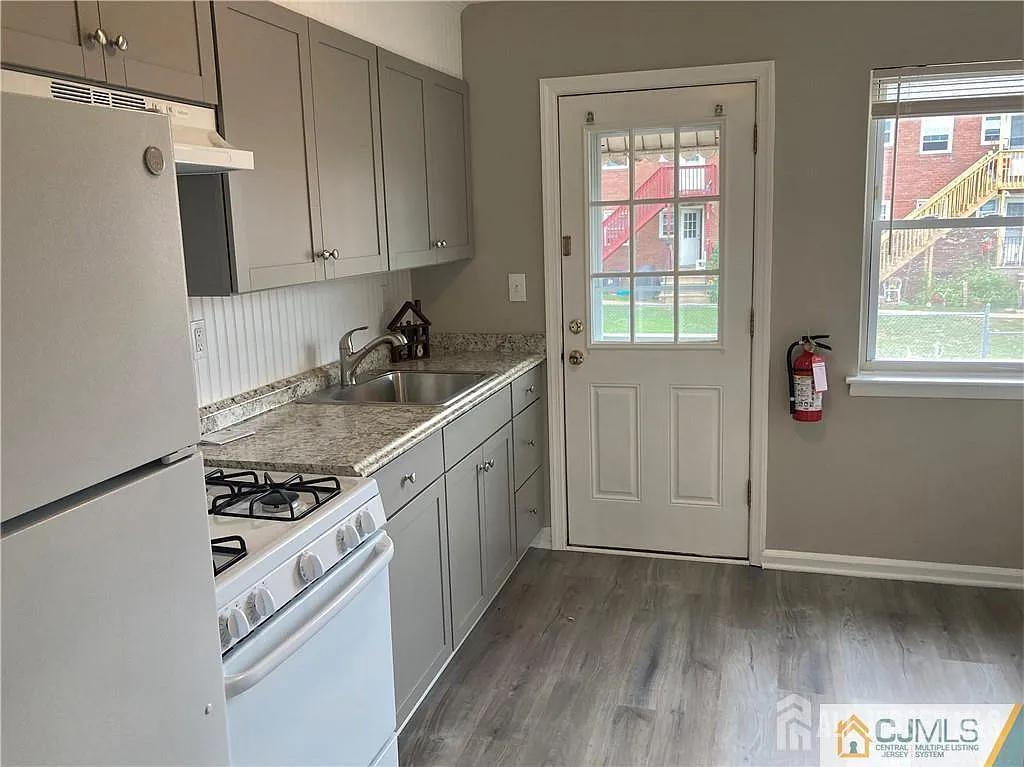 1 bed, 1.0 bath, $1,700 — Photo 2