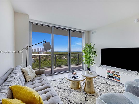 3rd image of 16385 Biscayne Blvd #1616