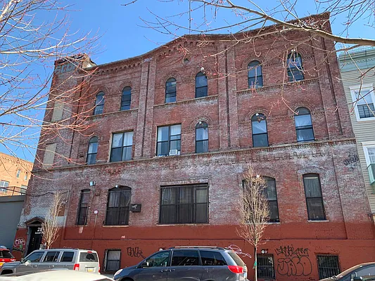 Rented by Tapiro Realty | media 9