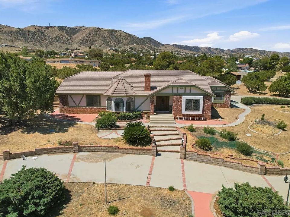 1st image of 410 Hacienda Dr
