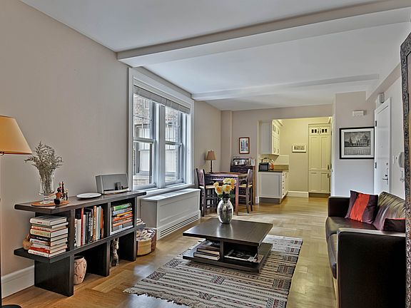 4th image of 27 W 72nd St #914