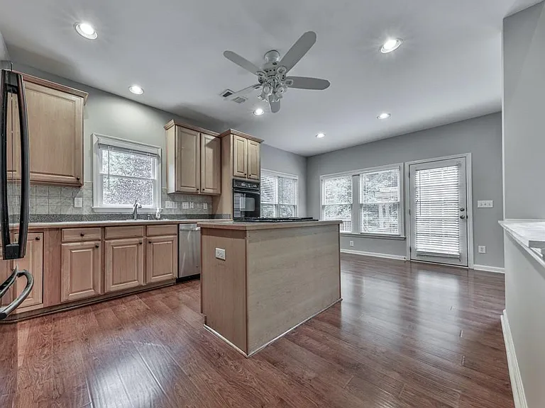 408 Sixes Dr — Photo 7