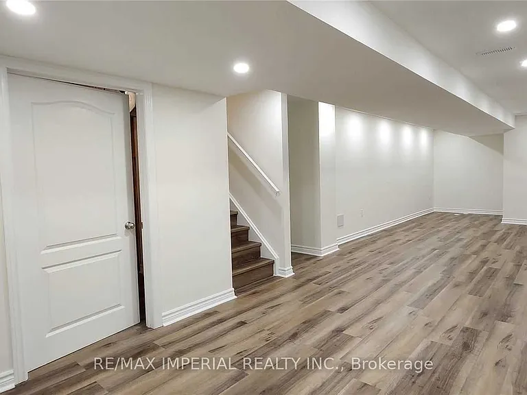1423 Rennie St — Photo 15