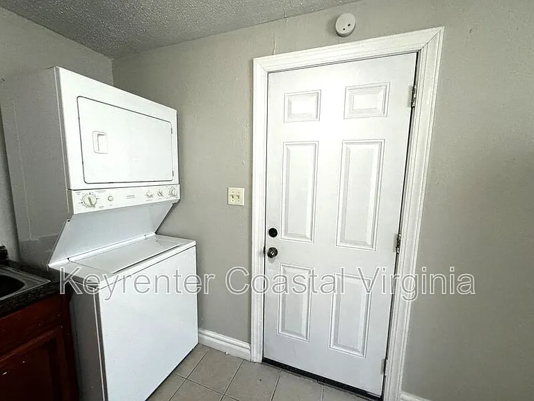 211 Rogers Ave #B — Photo 16