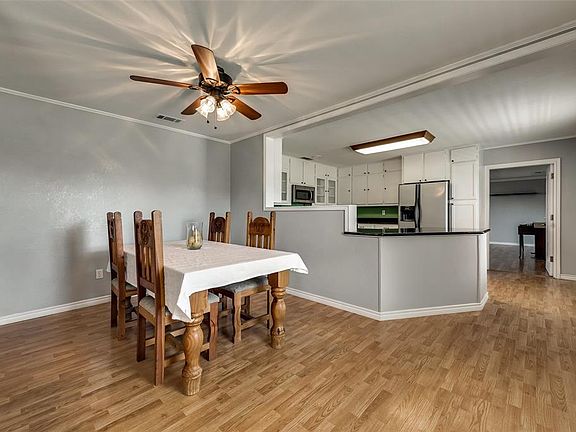 4th image of 404 Sunset Dr