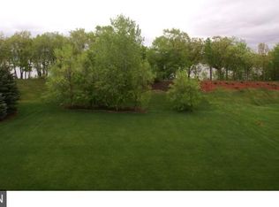 1430 Riverbluff Dr, Hastings, MN 55033