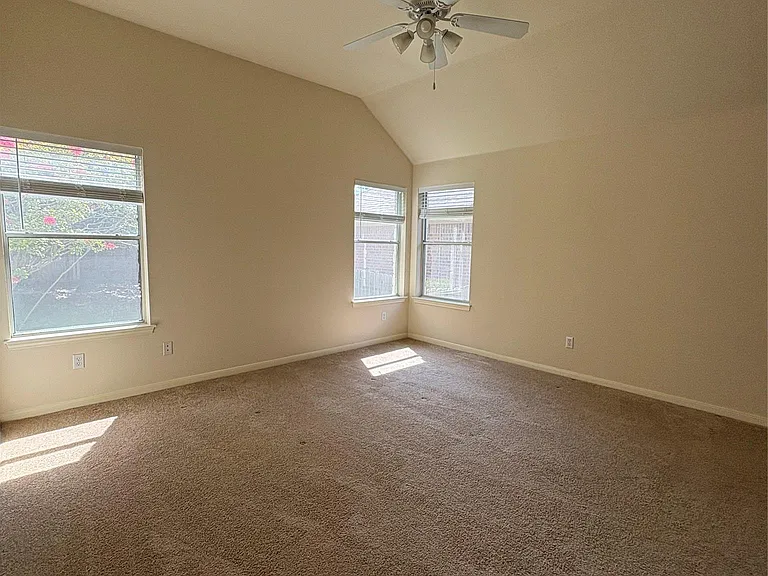 207 Kettleman Ln N — Photo 14