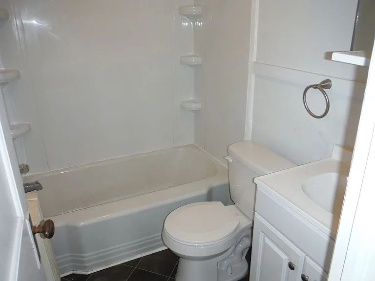 453 Glen St — Photo 13