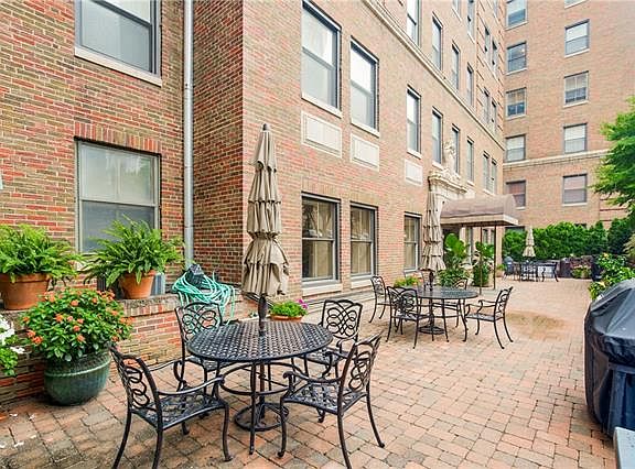 3rd image of 229 Ward Pkwy APT 304B
