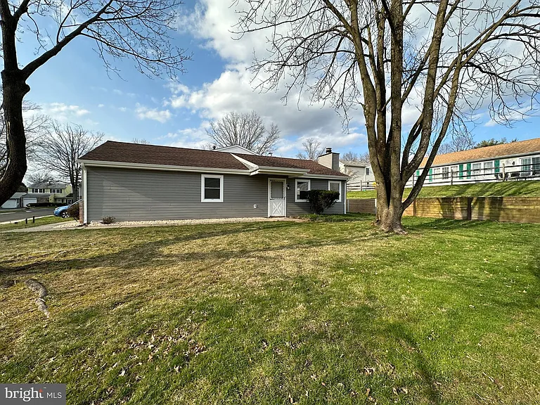319 Canterbury Ct — Photo 14