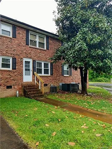 718 E Maple Ave E — Photo 1