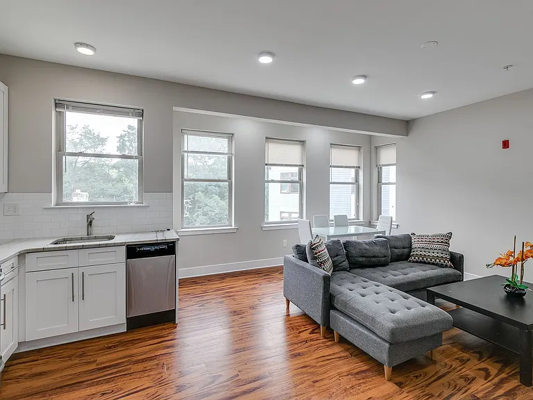 549 Armstrong St #302 — Photo 6