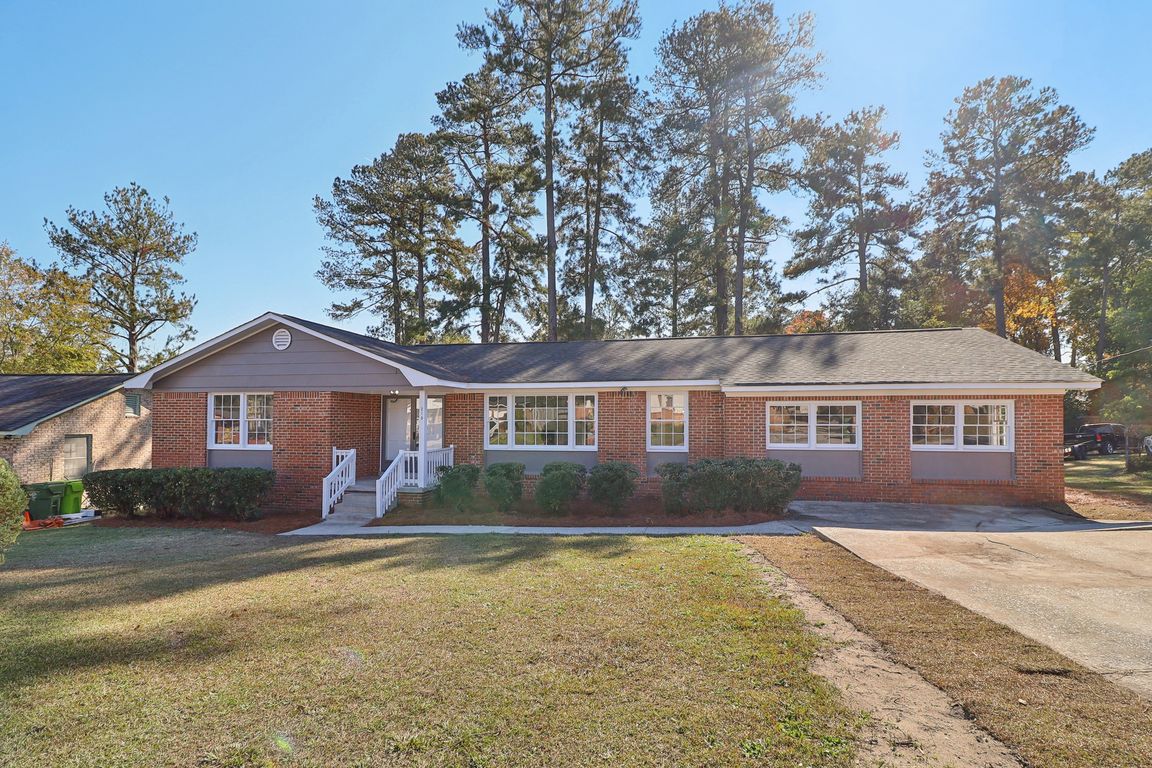 Meadowbury Dr-S0711-001.jpg