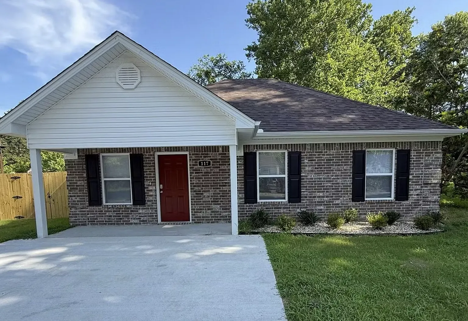 117 Roosevelt Rd — Photo 1