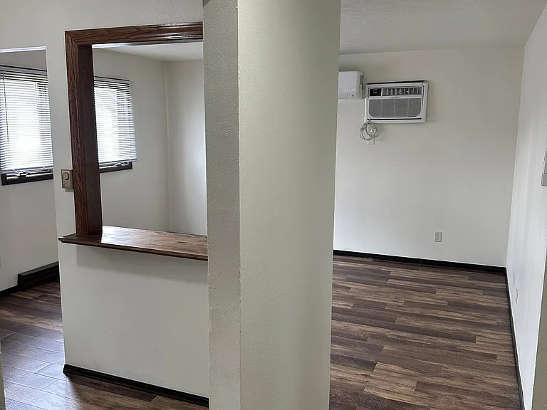 Immaculate Updated 1 & 2 Bedroom with 1 Bath — Photo 6