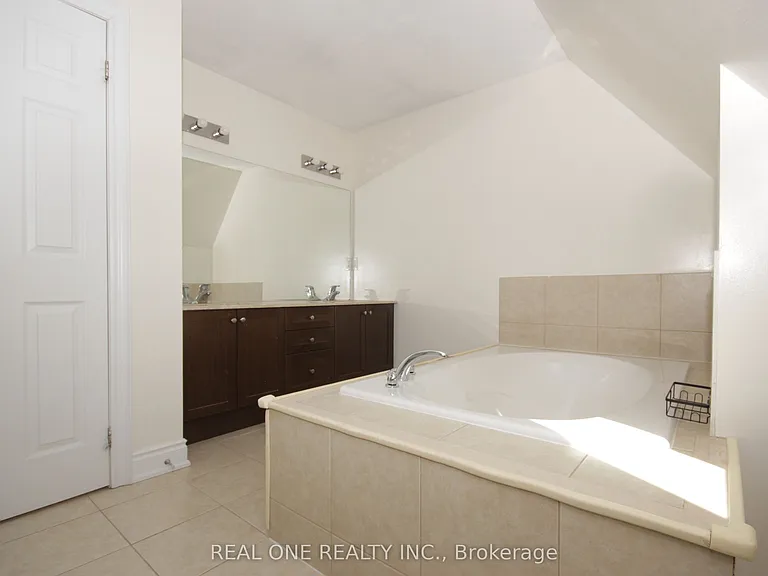 7 Slingsby Ln — Photo 23