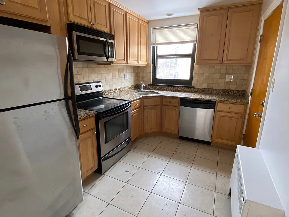 7324 N Ridge Ave #3E