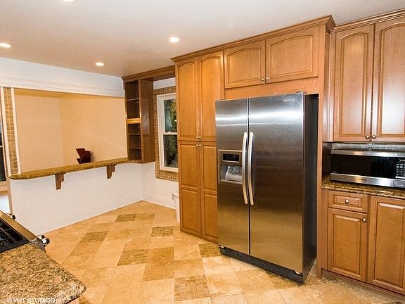 5th image of 3431 Camelot Dr