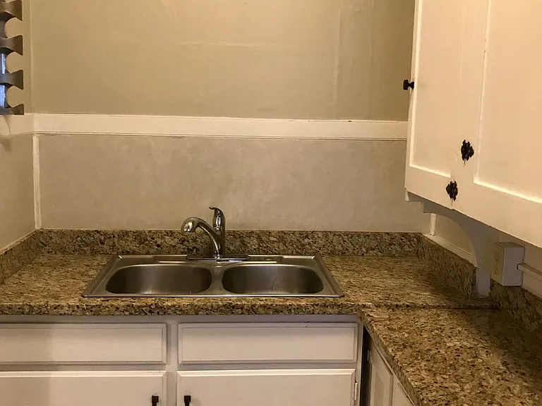 220 Belmont Ave E — Photo 14