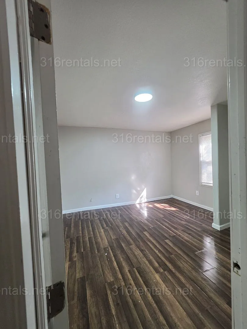 $1045- 2 bed 1 bath - Single Family Home — Photo 4