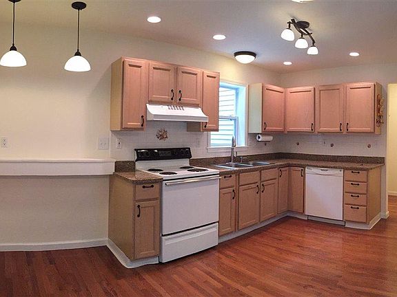 3rd image of 26 Larkspur Dr