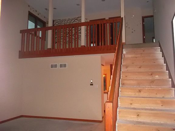 5th image of 14721 Blaine Ave