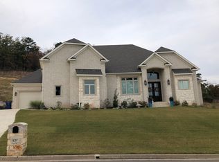 121 Navajo Trl, Maumelle, AR 72113