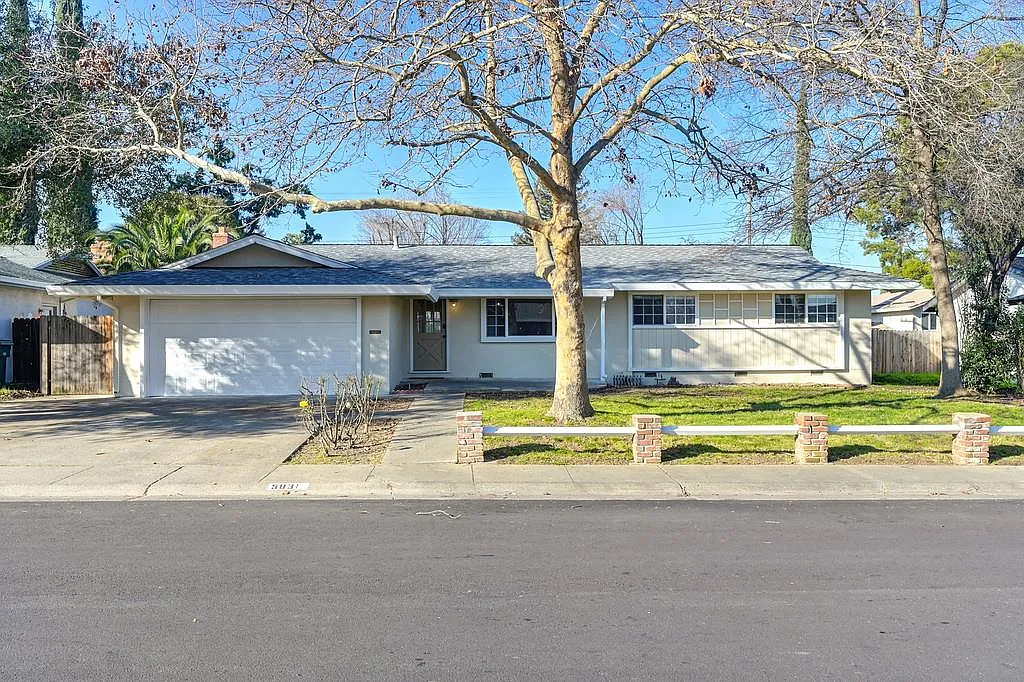 5831 Hesper Way photo 1