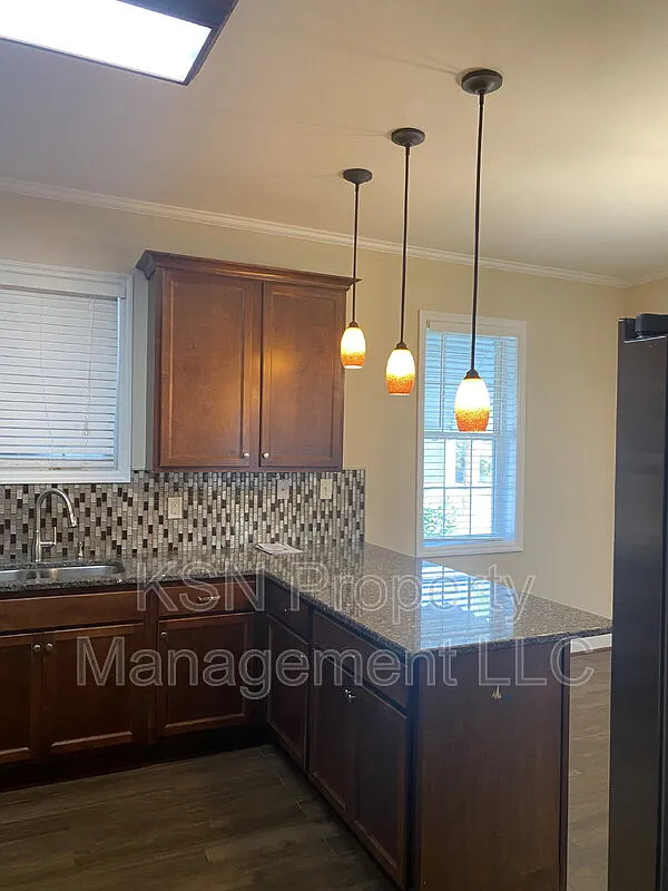 3 bed, 1.5 bath, 1263 sqft, $1,900 — Photo 4