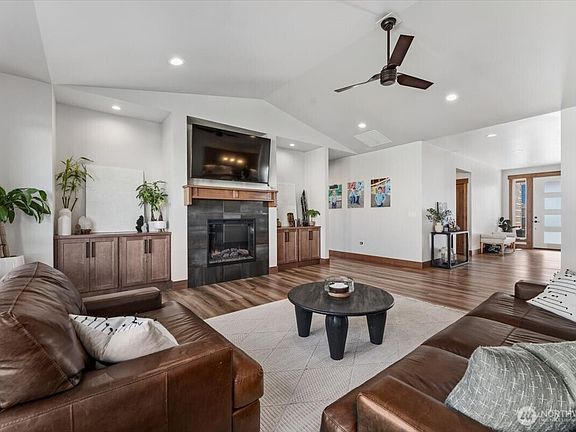 3rd image of 2637 Patriot Way SE