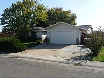 5460 Village Wood Dr photo 1