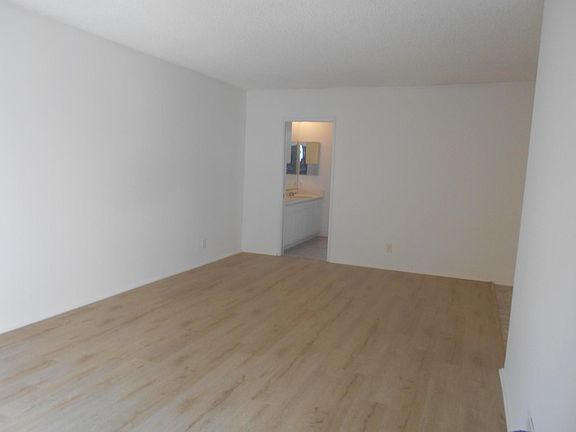 209 ENTRY/ LIVING