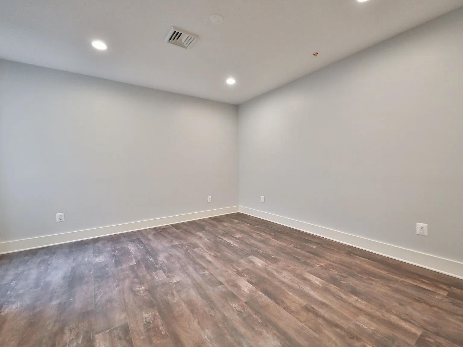 2 bed, 1100 sqft, $2,100 — Photo 2