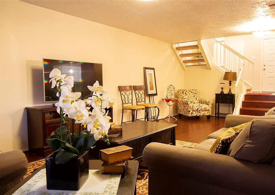 1st image of 49 E Park West Dr
