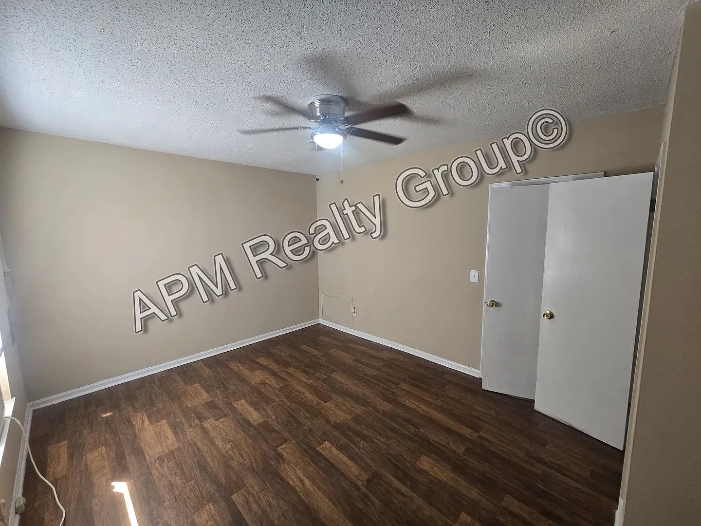 Two bedroom upstairs apartment — Photo 2
