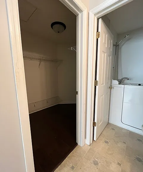 302 Rose Hill Ln — Photo 4