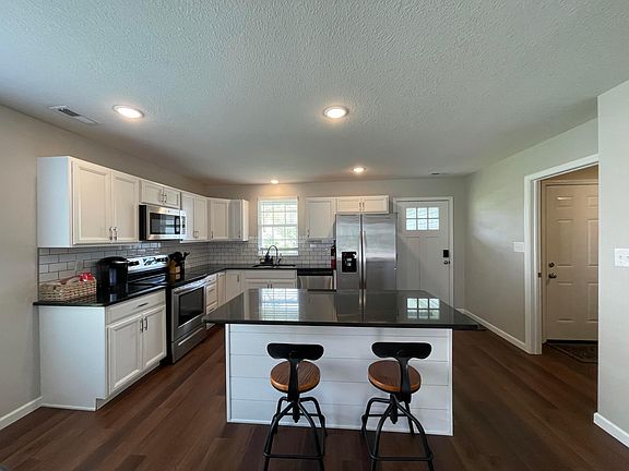 3rd image of 3175 Apple Valley Dr
