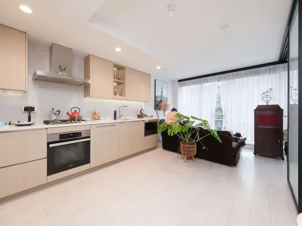 1768 Cook St #905, Vancouver, BC V5Y 0N3
