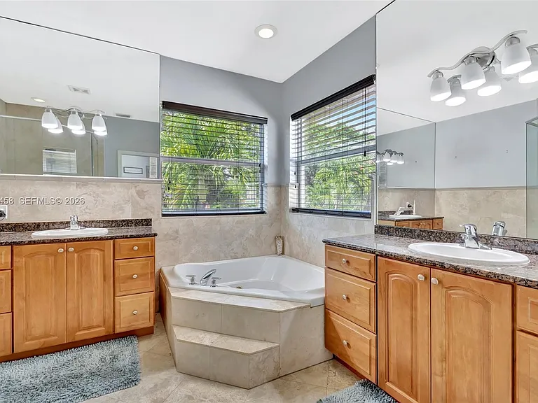 853 SW 11th Ct — Photo 28