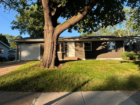 3403 Kimberly Downs Rd, Davenport, IA 52807