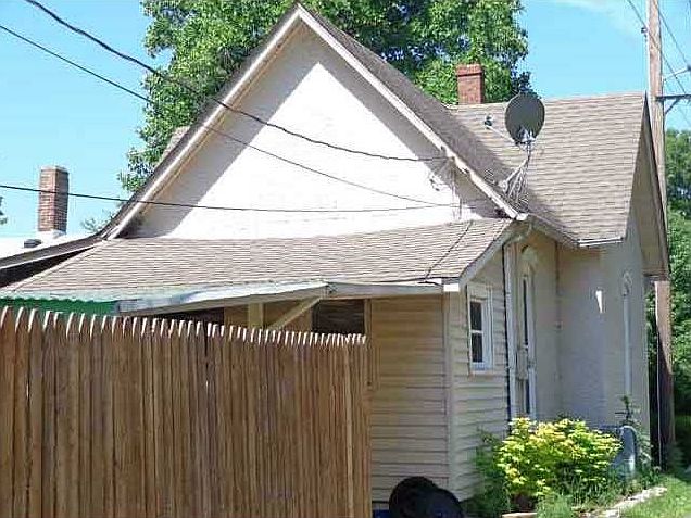 2nd image of 915 Pearl St