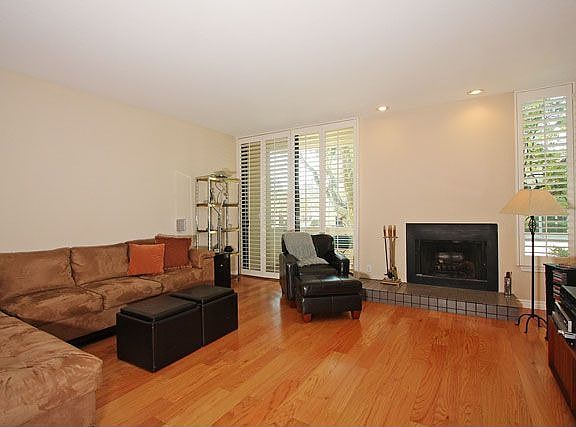2nd image of 500 S Barrington Ave APT 4
