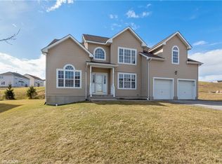 104 W Meadow Wind Ln, Newburgh, NY 12550