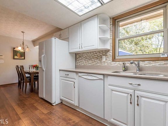 5th image of 1566 Ember Cir