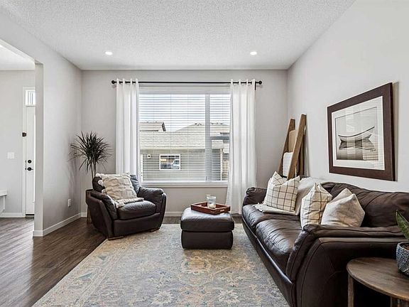 3rd image of 43 N Willow Cres
