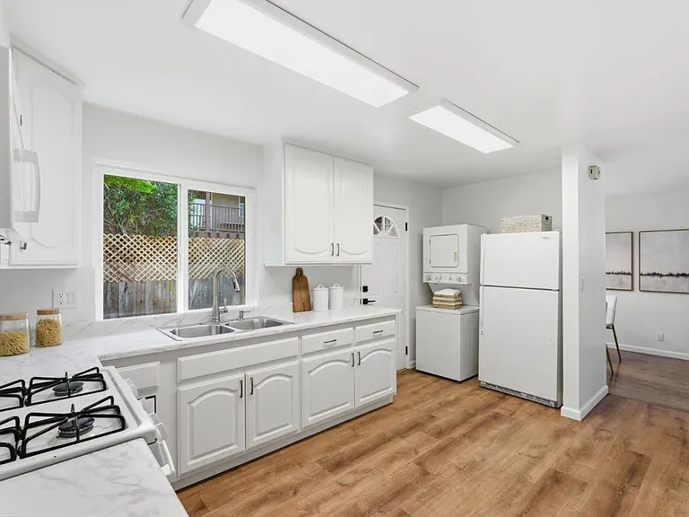 452 Waddington Ave — Photo 7