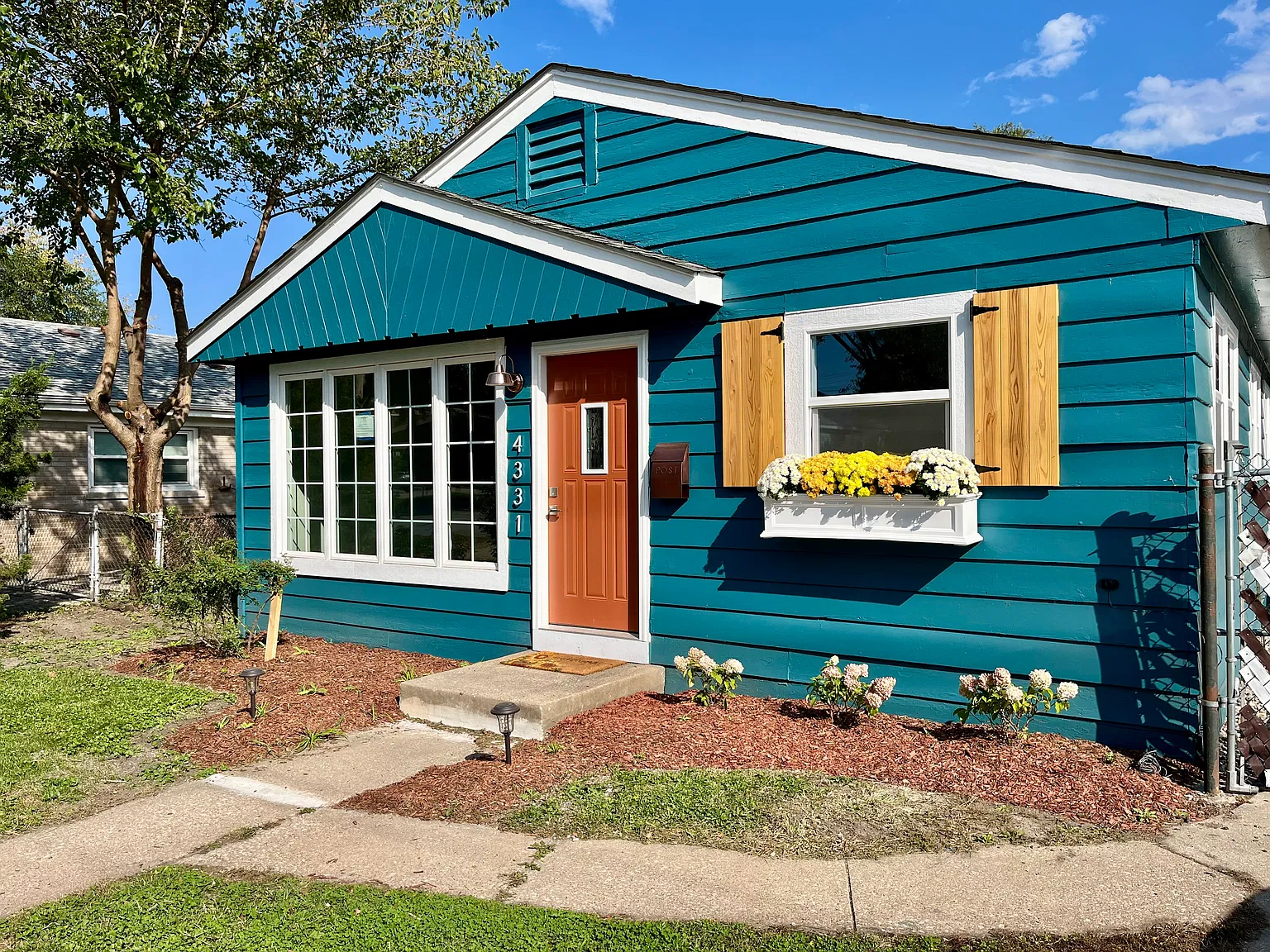 3 bed, 1100 sqft, $3,600 — Photo 2
