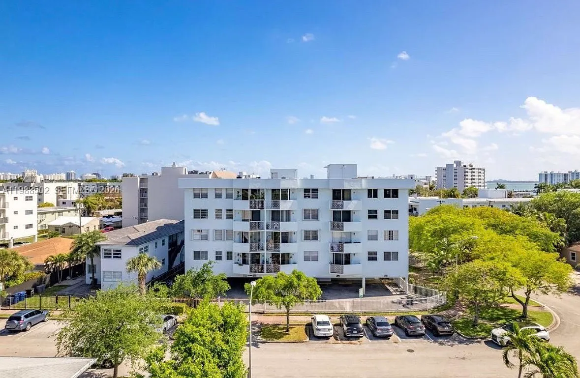 1 bed, 1.5 bath, 672 sqft, $1,950 — Photo 1