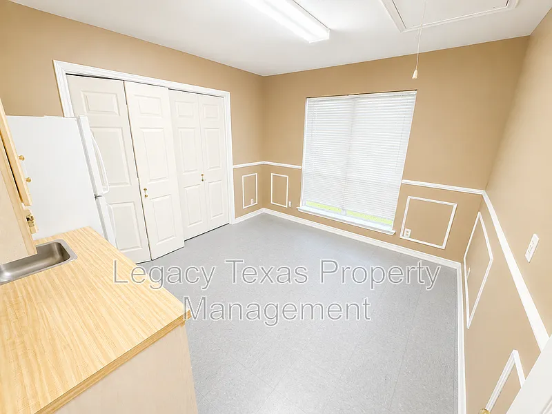 Studio, $4,200 — Photo 4