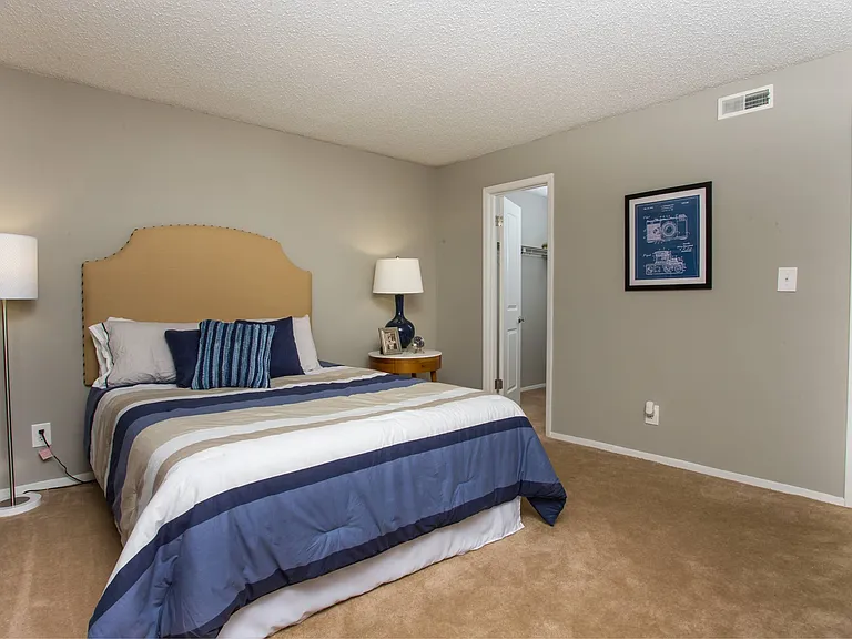 700 Riverchase Apartments — Photo 15